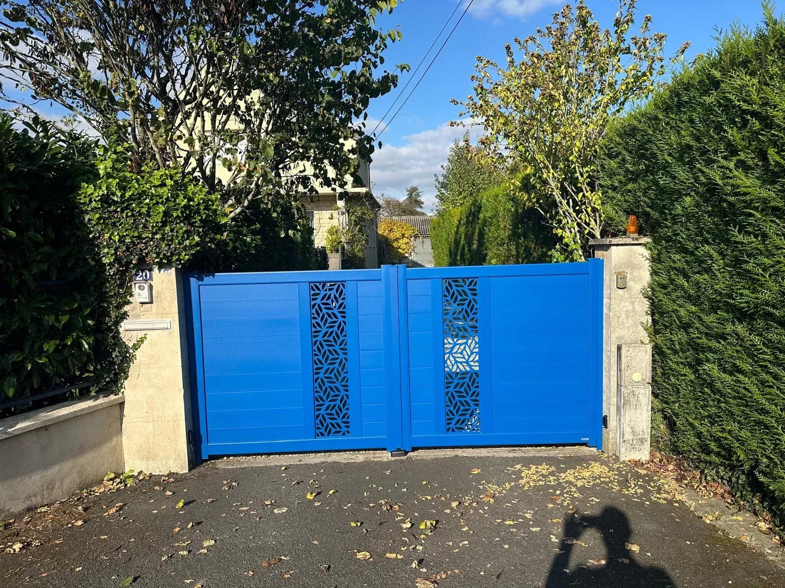 Portail battant aluminium bleu chez Pustetto — après