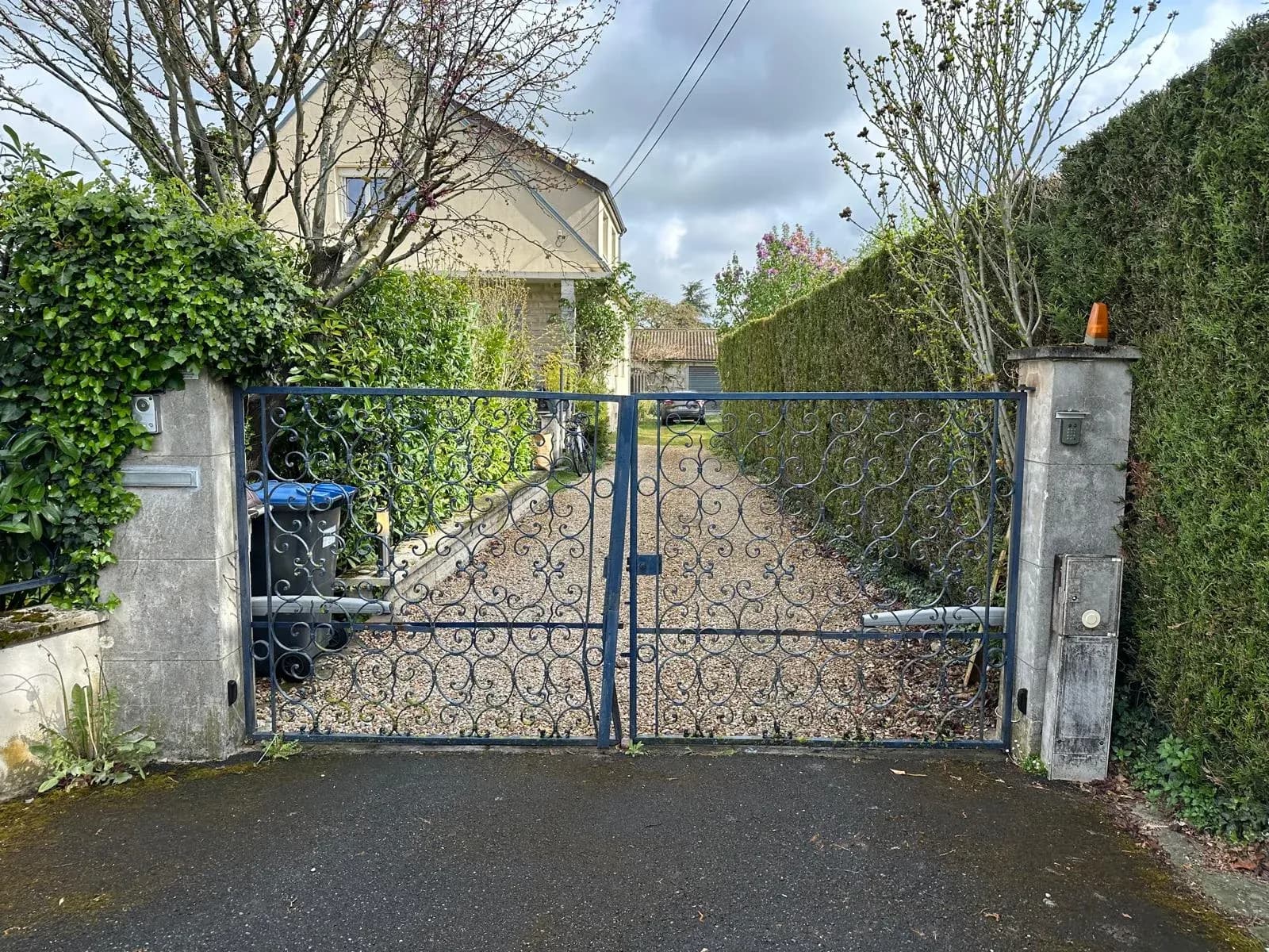 Portail battant aluminium bleu chez Pustetto — avant