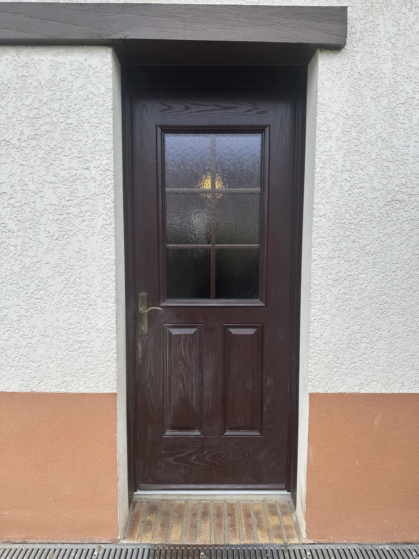 Porte d'entrée rénovée chez Morellon